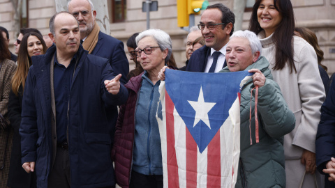 El secretario general de Junts, Jordi Turull (i); el presidente del Parlamento de Catalunya, Josep Rull, Laura Borrás y las hermanas de Lluis Puig participan en una concentración en Barcelona. El secretario general de Junts, Jordi Turull (i); el presidente del Parlamento de Catalunya, Josep Rull, Laura Borrás y las hermanas de Lluis Puig participan en una concentración en Barcelona.