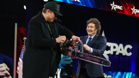 Javier Milei le regala a Elon Musk una motosierra, a 20 de febrero de 2025.