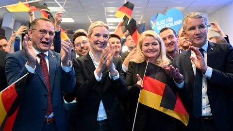 AFD EFE 2 La candidata de Alternativa para Alemania, Alice Weidel, junto a otros dirigentes del partido durante la celebración de los resultados obtenidos en las elecciones de este domingo.