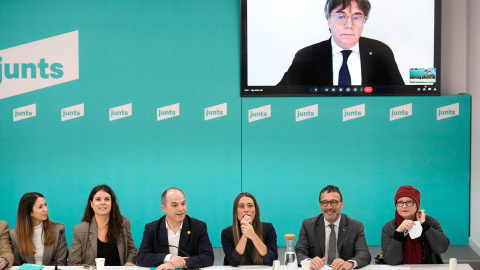 ecbfc8756f129a717be57ba6145f65c58d03ce2aw Puigdemont (en la pantalla), durante la reunión de la ejecutiva de Junts.