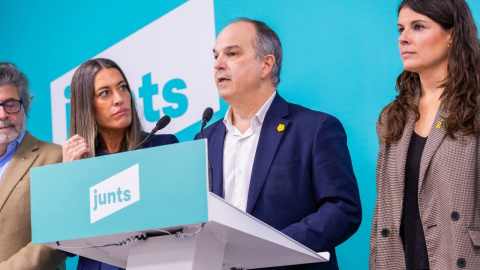 Míriam Nogueras, Jordi Turull i Mònica Sales a la seu de Junts. 24/02/2025 Mònica Nogueras, Jordi Turull i Mònica Sales, a la roda de premsa que Junts ha fet a la seu del partit aquest dilluns.