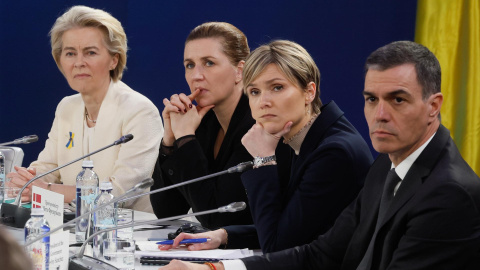 La presidenta de la Comisión Europea, Ursula von der Leyen, la primera ministra de Dinamarca, Mette Frederiksen, la primera ministra de Islandia, Kristrun Frostadottir, y el primer ministro de España, Pedro Sánchez, en una conferencia de prensa tras la cumbre de Apoyo a Ucrania en Kiev, (Ucrania).