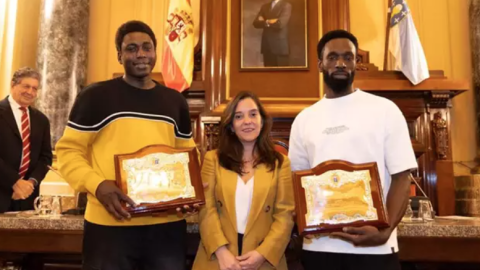 Inés Rey, entre Magatte N'Diaye e Ibrahima Diack La alcaldesa de A Coruña, Inés Rey, entre Magatte N'Diaye (izquierda) e Ibrahima Diack, ayer en el Ayuntamiento.