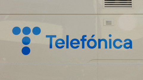 El logo de la operadora Telefónica, en el vehículo de una unidad móvil de transmisión por satélite, en Málaga. El logo de la operadora Telefónica, en el vehículo de una unidad móvil de transmisión por satélite, en Málaga.
