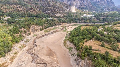 La central al fons del pantà de la Baells, tocat per la sequera, en una imatge de 2022