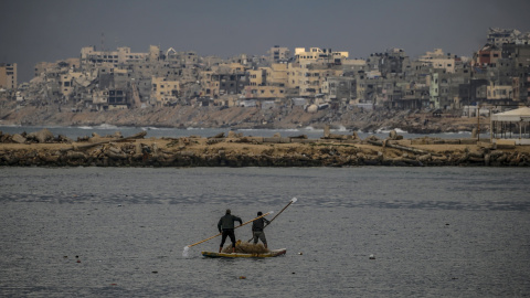 Foto de archivo de dos palestinos pescando en el puerto de Gaza, a 24 de febrero de 2025. Foto de archivo de dos palestinos pescando en el puerto de Gaza, a 24 de febrero de 2025.