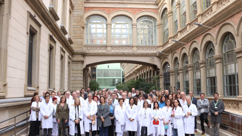 Professionals sanitaris en una fotografia de família al pati nord de l'Hospital Clínic de Barcelona, en l'acte de reconeixement cinc anys després del primer cas de covid-19 a Catalunya Professionals sanitaris en una fotografia de família al pati nord de l'Hospital Clínic de Barcelona, en l'acte de reconeixement cinc anys després del primer cas de covid-19 a Catalunya