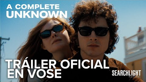 Timothée Chalamet es Bob Dylan en #ACompleteUnknown, la balada de una leyenda.
 
Una película de James Mangold. Coprotagonizada por Edward Norton, Elle Fanning y Monica Barbaro, con 8 nominaciones a los Oscars®, incluyendo Mejor Película, Mejor Actor, Mejor Director, Mejor Actor de Reparto y Mejor Actriz de Reparto. 28 de febrero solo en cines. 

Ambientada en la influyente escena musical de Nueva York de principios de los años 60, A Complete Unknown cuenta la historia del meteórico ascenso del músico de Minnesota Bob Dylan, un cantante de folk de 19 años, hasta las salas de conciertos y lo más alto de las listas de éxitos. Sus canciones y su mística se convirtieron en un fenómeno mundial que culminó en 1995 con su rompedora actuación de rock eléctrico en el Newport Folk Festival.

Dirigida por James Mangold, nominado al Premio de la Academia (En la cuerda floja, Le Mans '66). La película está protagonizada por el nominado al Premio de la Academia® y al BAFTA Timothée Chalamet junto al nominado al Premio de la Academia® y al BAFTA Edward Norton (El club de la lucha, Birdman o [La inesperada virtud de la ignorancia]), Elle Fanning (The Great, Maléfica), Mónica Barbaro (Top Gun: Maverick), Boyd Holbrook (Logan, Bikeriders. La ley del asfalto), Dan Fogler (Animales fantásticos y dónde encontrarlos, The Walking Dead), Norbert Leo Buzt (Como la vida misma), y Scoot McNairy (Argo, 12 años de esclavitud).

Descúbrenos en las redes sociales:

Síguenos en Twitter: https://twitter.com/20thCenturyES
Dale me gusta a nuestra página: https://www.facebook.com/20thCenturyStudiosES/
Síguenos en Instagram: https://www.instagram.com/20thcenturyes/