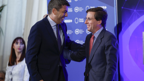 El presidente de la Generalitat Valenciana, Carlos Mazón (i), saluda al alcalde de Madrid, José Luis Martínez-Almeida (d), al comienzo de un desayuno informativo de Fórum Europa celebrado en Madrid, este lunes.