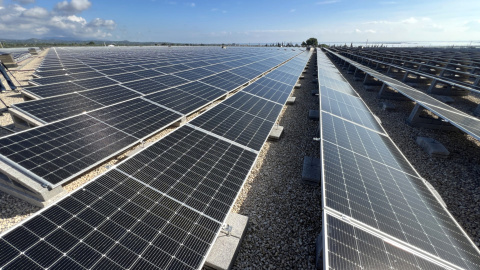 Part de les plaques solars del parc d'autoconsum de l'ETAP de l'Ampolla del CAT