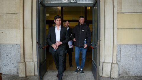 El jefe de prensa de Alvise Pérez, Vito Quiles, a su salida del Juzgado de Instrucción tras declarar como investigado por presuntas injurias, a 25 de febrero de 2025, en Sevilla. El jefe de prensa de Alvise Pérez, Vito Quiles, a su salida del Juzgado de Instrucción tras declarar como investigado por presuntas injurias, a 25 de febrero de 2025, en Sevilla.