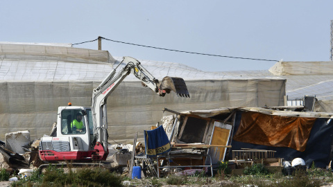 bc00c14ec811a861f35c9a3d3fa4a916a90822e8w NÍJAR (ALMERÍA), 25/02/2025.- Una máquina derriba una chabola en el asentamiento 'Cortijo El Uno', en Níjar, Almería, durante el desalojo del recinto por orden judicial. Unos sesenta inmigrantes, entre ellos seis familias con nueve niños, serán desalojados de un poblado chabolista en Níjar (Almería), un desalojo ordenado por un juzgado tras la demanda del propietario de los terrenos. EFE/Carlos Barba