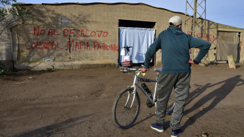 ab3d5d37e596ed9d8fd1c3137c2bd8396da5c1adw Un jornalero, en el cortijo El Uno.
