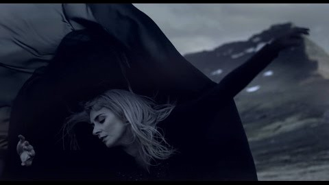Eivør - Í Tokuni (Official Music Video) Director: Heiðrik á Heygum
Producer: Rúna Ingunardóttir
Follow Eivør online:
https://facebook.com/eivormusic
https://instagram.com/eivormusic
https://twitter.com/eivormusic
https://eivor.com
Merch:
https://www.eivor.com/shop/
Director of Photography: Louise McLaughlin
Costume Designer & Stylist: Miriam & Janus
1st Assistant Camera & Gaffer: Rógvi Rasmussen
2nd Assistant Camera: Hákun Nicodemus Nón
Editor: Mark Bukdahl
Visual Effects: Johannus E. Johansen
Color Grader & Visual Effects: Katrin Amalia Winther
Drone Operator: Polar Films Entertainment
Wind Dancer: Kristina Jansdóttir Thomsen
Seamstress: Kristina Glyvradal
Hair & Makeup: Laila Carlsen & Barbara Capharro
Production Assistant & Crane Rig: Baldur Meitil
Truck Operator: Christian Dan Sørensen
Set Runners: Beinir Rasmussen, William Bærentsen & Edvard Muller
A special Thanks to:
Atli Hansen, Dávur Djurhuus, KJ Hydraulic, Kringvarp Føroya, Nordjysk Lift, Hotel Streym, Gist & Vist, Føroya Bjór, Klippfisk, Damfar, FK, Málingahandilin & Tórshavnar Kommuna.
Get the album 'Slør' now!!
iTunes: https://tinyurl.com/ob7xde4
Amazon: https://tinyurl.com/nnm5mph