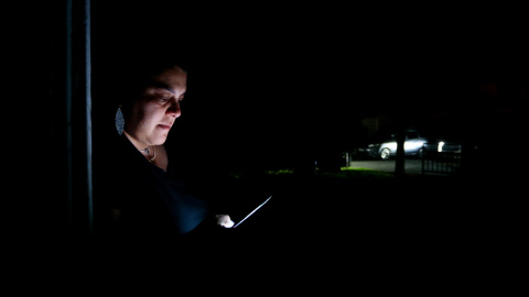 Una mujer mira su teléfono móvil este pasado martes en Santiago de Chile.