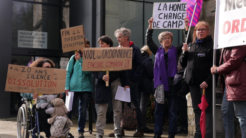 0d6868e9594136951bc590bd06a4444a874ad793w Manifestantes ante el juzgado el día de apertura del juicio contra Joel Le Scouarnec, en Francia, a 24 de febrero de 2025.