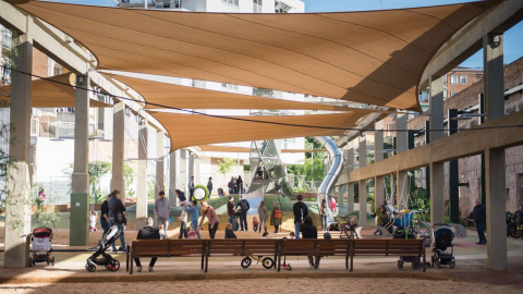 Nou parc de Can Batlló sota les carpes de para-sol