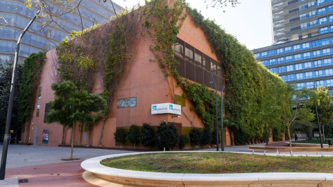 Façana de l’edifici del projecte de DistriClima als jardins de Ca l’Aranyó