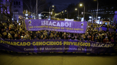 Decenas de personas sostienen una pancarta durante la manifestación convocada por la Comisión 8M por el Día Internacional de la Mujer, a 8 de marzo de 2024, en Madrid (España).
