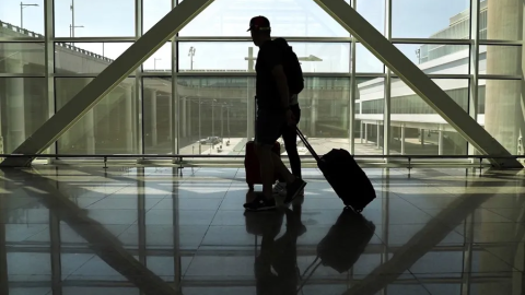 Un viatger a l'aeroport del Prat, en una imatge d'arxiu Un viatger a l'aeroport del Prat, en una imatge d'arxiu
