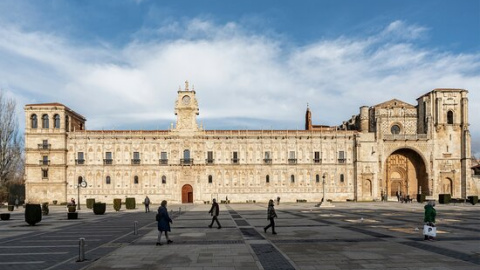 Fachada del Hostal de San Marcos de León. Fachada del Hostal de San Marcos de León.