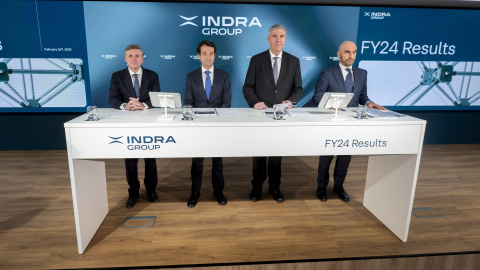 De izq. a der., el director general financiero de Indra Group, Miguel Forteza; el presidente, Ángel Escribano; el consejero delegado, José Vicente de los Mozos, y el consejero ejecutivo de Indra Sistemas, Luis Abril, durante la presentación de resultados de 2024.