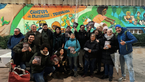 Activistes de BComú repartint octavetes de la campanya ‘Orgull de barri’ a l’eix Besòs
