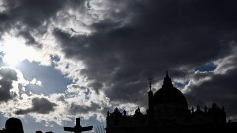 Nubes negras sobre la Basílica de San Pedro, en el Vaticano. Nubes negras sobre la Basílica de San Pedro, en el Vaticano.