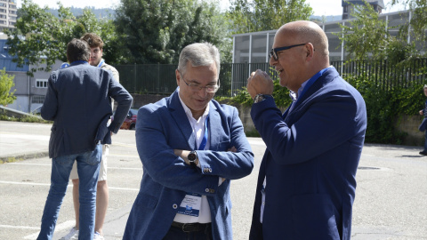 El presidente de la Deputación de Ourense, Luis Menor (i), con Manuel Baltar, en julio de 2024 el congreso extraordinario del PP ourensano.