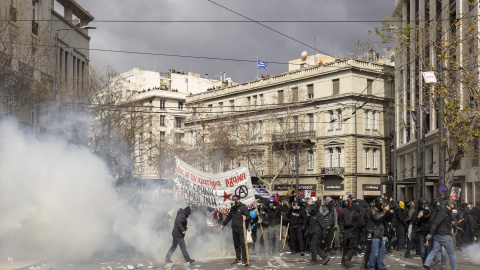 Manifestantes y policías durante los disturbios en protesta del accidente ferroviario de hace dos años, ante el Parlamento griego, a 28 de febrero de 2025. Manifestantes y policías durante los disturbios en protesta del accidente ferroviario de hace dos años, ante el Parlamento griego, a 28 de febrero de 2025.