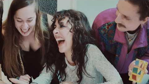 Videoclip oficial de la canción de María de Juan & Jim Morrisound  - NO ES PA´SIEMPRE ya disponible en todas las plataformas: https://links.altafonte.com/noespasiempre?fbclid=PAZXh0bgNhZW0CMTEAAaaf-OnU_XCwmeVoITDbtyR-ke-xsLzLmrDuChyDToUWjCSnD2u048VrGGo_aem_ae93YBp6vQylcaxTdN9VCQ

RRSS: 
Instagram: https://www.instagram.com/mariadejuanmusic/
Tiktok: https://www.tiktok.com/@mariadejuanmusic?lang=en

Contratación: rebeca@hookmanagement.net celia@hookmanagement.net
Comunicación: selma@hookmanagement.net

Letra:

Lo que pase mañana 
Eso lo sabe dios
Y aquí sigo yo 
A punto de enloquecer 
Y para qué si no sabemos si va a ser 
O no va a ser 
Y para qué

Yo sé que no 
Yo sé que no 
Yo que no es pa siempre
Y no soy tonta de creerme diferente 
Y para qué si no sabemos si va a ser

Lo que pase mañana 
Eso lo sabe dios
Y aquí sigo yo 
A punto de enloquecer 
Inventándome razones para algo que no sé
Recreando situaciones que no van a suceder
 
Y si cierro los ojos
Vivo el presente 
Callo al demonio
Nada es por siempre 
Y si cierro los ojos
Vivo el presente 
X ti , x mi 

Yo sé que no 
Yo sé que no 
Yo que no es pa siempre
Y no soy tonta de creerme diferente 
Y para qué si no sabemos si va a ser

CRÉDITOS

Composición: María de Juan y Jim Morrisound
Producción: Jim Morrisound y María de Juan
Mixer: Jim Morrisound en Sunset Studios
Mastering: Alex Losa 

Videoclip dirigido por: Melani Remordet
Producción: Melani Remordet y Lucía Gallego
Idea original María de Juan edición Melani Remordet
Agradecimientos CARMINA, PULI, MARINA y SALVA

©2025 Altafonte