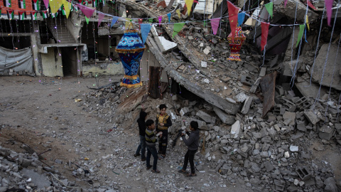 Los palestinos se preparan para el mes del Ramadán en Khan Yunis, al sur de la Franja de Gaza, a 28 de febrero de 2025.