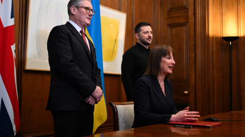 98c160c466dc698c73e876dcb8c18d88e84ecfba El primer ministro británico, Keir Starmer (i), y el presidente de Ucrania, Volodymyr Zelensky (i), durante un reunión en Londres, a 1 de marzo de 2025.
