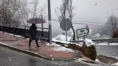 Nieve durante la celebración de la mascarada de los Jarramachos el 2 de marzo de 2025 en Navarrevisca.