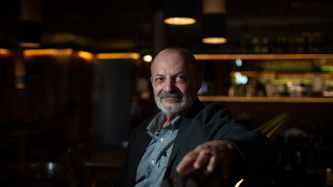 EuropaPress_3990786_escritor_pedro_zarraluki_presentacion_novela_curva_olvido_cafe_salambo Imagen de archivo del escritor Pedro Zarraluki, durante la presentación de su novela ‘La curva del olvido’, a 8 de octubre de 2021, en Barcelona.