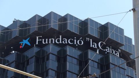 Logotip de la Fundació La Caixa en l'edifici que acull la seu operativa de CaixaBank a Barcelona Logotip de la Fundació La Caixa en l'edifici que acull la seu operativa de CaixaBank a Barcelona
