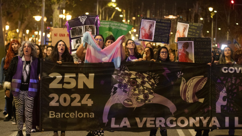Varias personas durante la manifestación por el 25N de la plataforma 'Novembre Feminista', en el Paseo de Gràcia con Diagonal, a 25 de noviembre de 2024, en Barcelona. Varias personas durante la manifestación por el 25N de la plataforma 'Novembre Feminista', en el Paseo de Gràcia con Diagonal, a 25 de noviembre de 2024, en Barcelona.