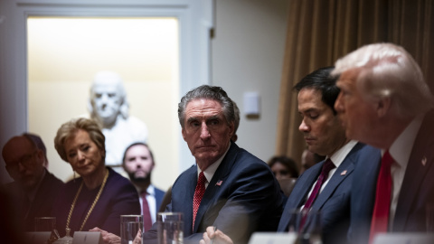 mcmahon Linda McMahon, a la izquierda escucha a Donald Trump, a la derecha, en una reunión en la Casa Blanca el pasado 26 de febrero.