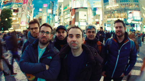 Imatge promocional de la cançó de ‘Moriagatte!’ de Doctor Prats amb el grup japonès Oreskaband Imatge promocional de la cançó de ‘Moriagatte!’ de Doctor Prats amb el grup japonès Oreskaband