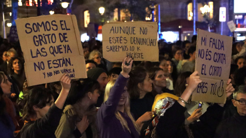 Cartells reivindicatius en la manifestació del 25N a Barcelona. Cartells reivindicatius en la manifestació del 25N a Barcelona.