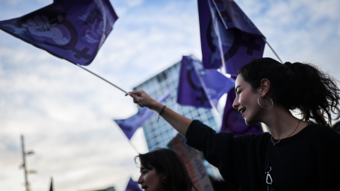 Una dona sosté una bandera lila durant la manifestació del 8-M del 2024 a Barcelona Una dona sosté una bandera lila durant la manifestació del 8-M del 2024 a Barcelona