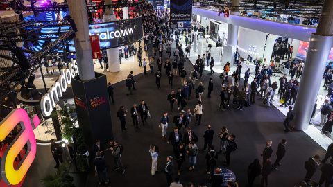 Assistents al MWC 2025 en un dels pavellons del recinte firal