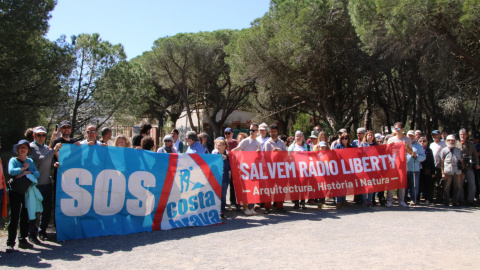 Els prop d'un centenar d'ecologistes davant de Ràdio Liberty per reclamar que es conservi