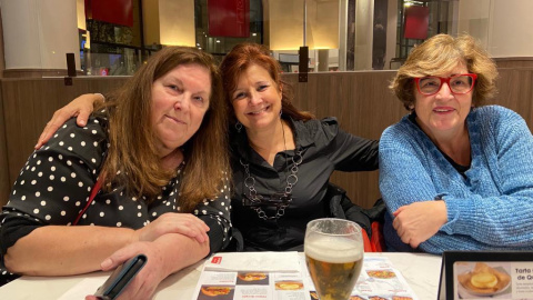 La jubilada Itziar del Salto (izquierda) aprovecha cada minuto de su tiempo libre para disfrutar de su red de amigas