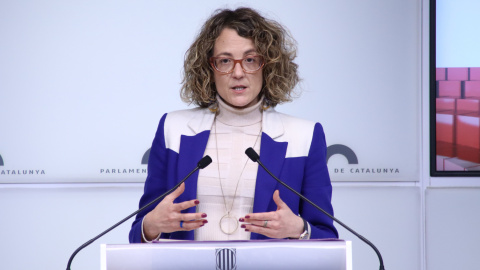 La diputada d'ERC Tània Verge durant una roda de premsa al Parlament