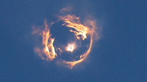 Se ve una formación desde el lanzamiento de la nave espacial Starship de próxima generación de SpaceX a bordo de su cohete Super Heavy en su octava prueba en la plataforma de lanzamiento de Boca Chica de la compañía en Brownsville, Texas, EE. UU., el 6 de marzo de 2025.