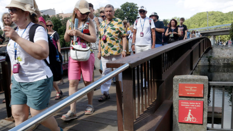 Turistes a un pont del centre de Girona.