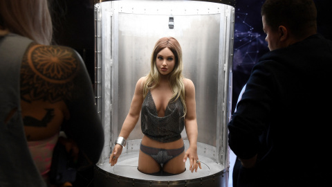 Los asistentes observan un robot sexual personalizable en la AVN Adult Entertainment Expo 2020 en el Hard Rock Hotel el 22 de enero de 2022. Los asistentes observan un robot sexual personalizable en la AVN Adult Entertainment Expo 2020 en el Hard Rock Hotel el 22 de enero de 2022.