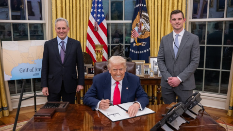El presidente de EEUU, Donald Trump, en el Despacho Oval firma la orden ejecutiva para la creación de una reserva estratégica de criptomonedas, junto a David Sacks (izq.), el zar de la Casa Blanca para inteligencia artificial y criptomonedas.