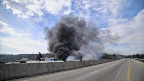 El humo se eleva tras una operación militar siria en Latakia.